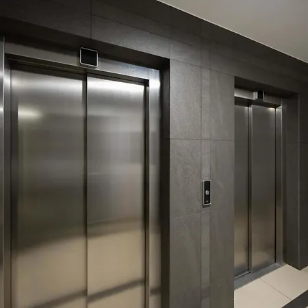 Spacious With Parking Next To Metro By Renters