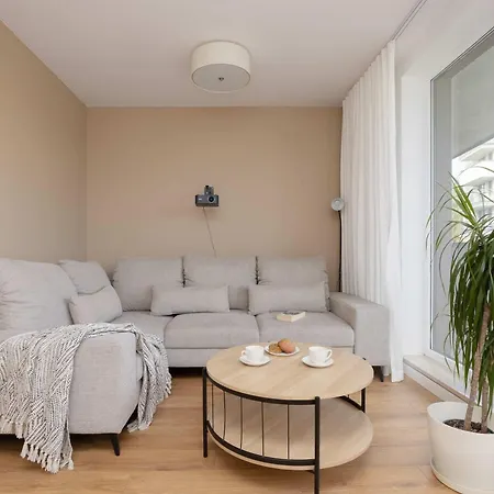 Spacious With Parking Next To Metro By Renters Warschau