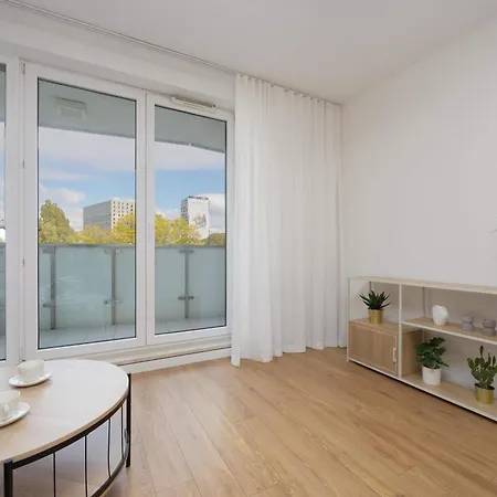 Apartment Spacious With Parking Next To Metro By Renters