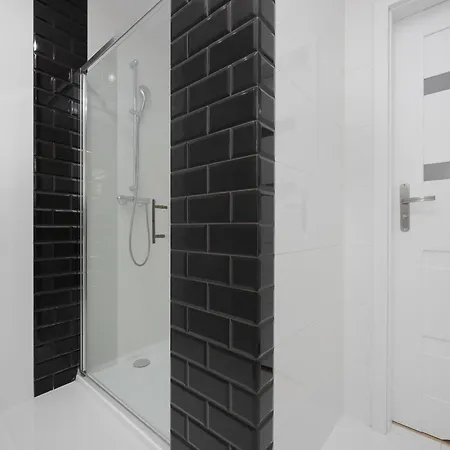 Apartment Spacious With Parking Next To Metro By Renters Warschau