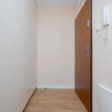 Spacious With Parking Next To Metro By Renters Apartment *